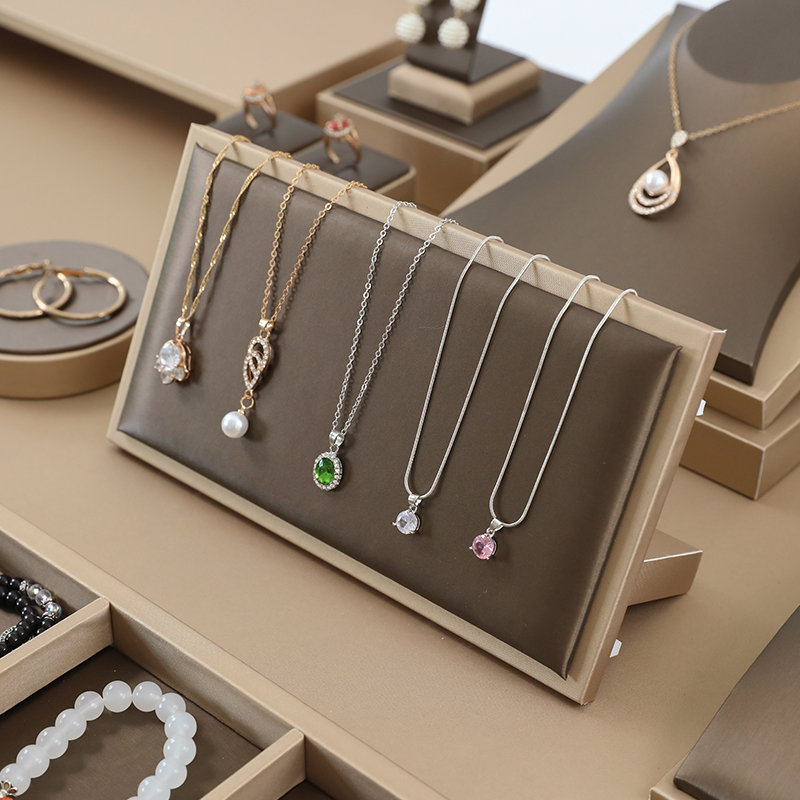 البني بو الجلود سوار عرض الرف  - مراجعة Jewelry And Watches Exhibition وسعره